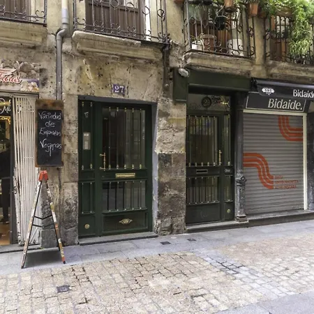 Casco Viejo, Tranvia, Metro, A Pie Bilbao